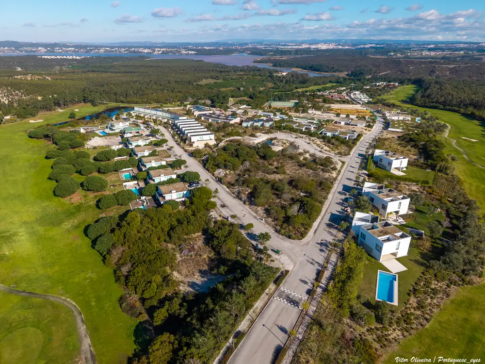 Fairway do Bom Sucesso entre villas e pinhal
