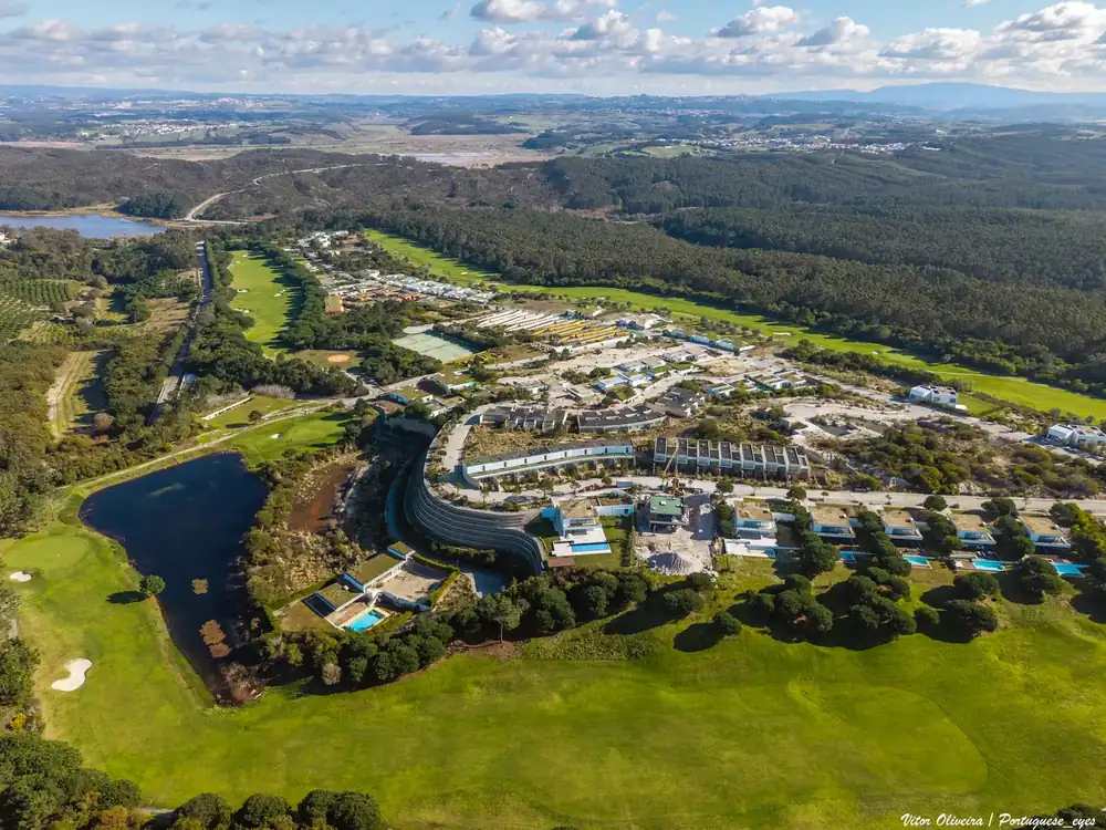 Vista aérea do Bom Sucesso Resort e do campo de golfe junto à lagoa