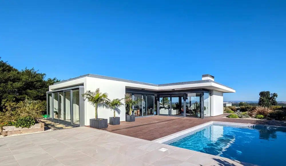 Villa com piscina no Bom Sucesso, de Alcino Soutinho