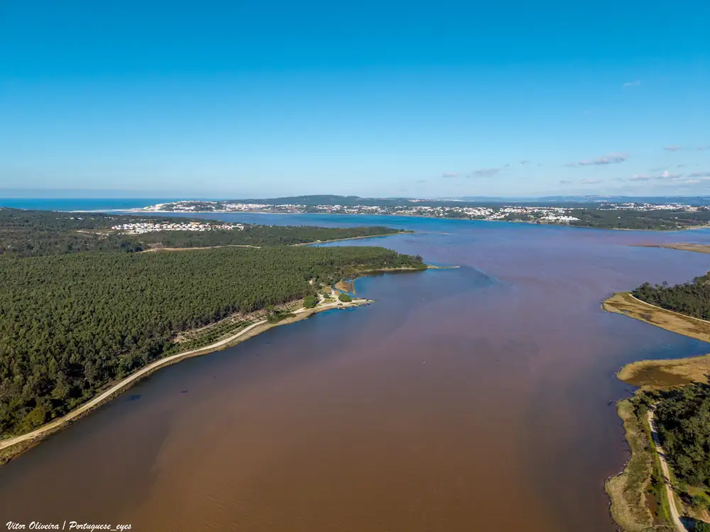 Vista aérea da Lagoa de Óbidos e do pinhal