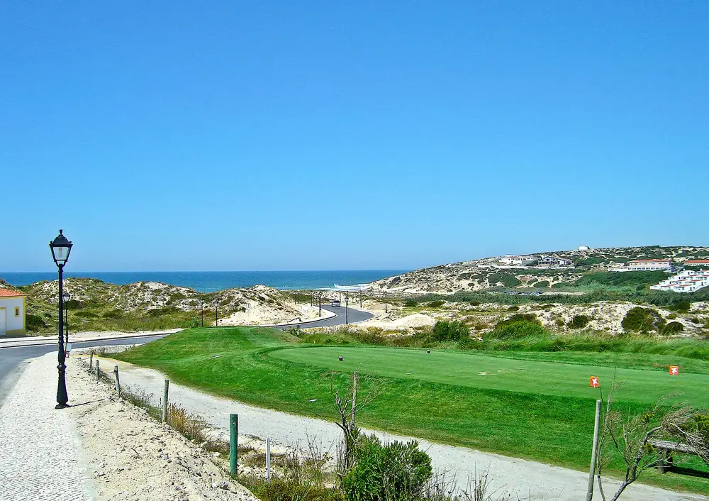 Praia d’El Rey fairway with the Atlantic behind