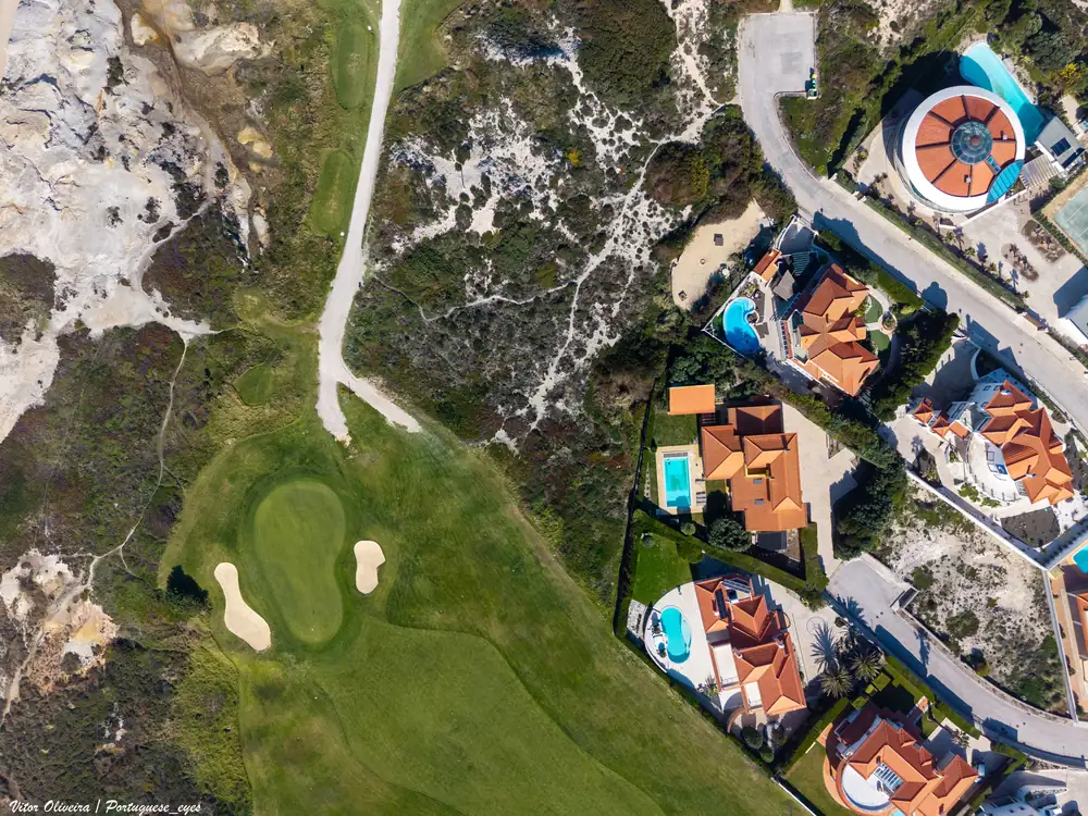 Green and bunkers at Praia d’El Rey from above