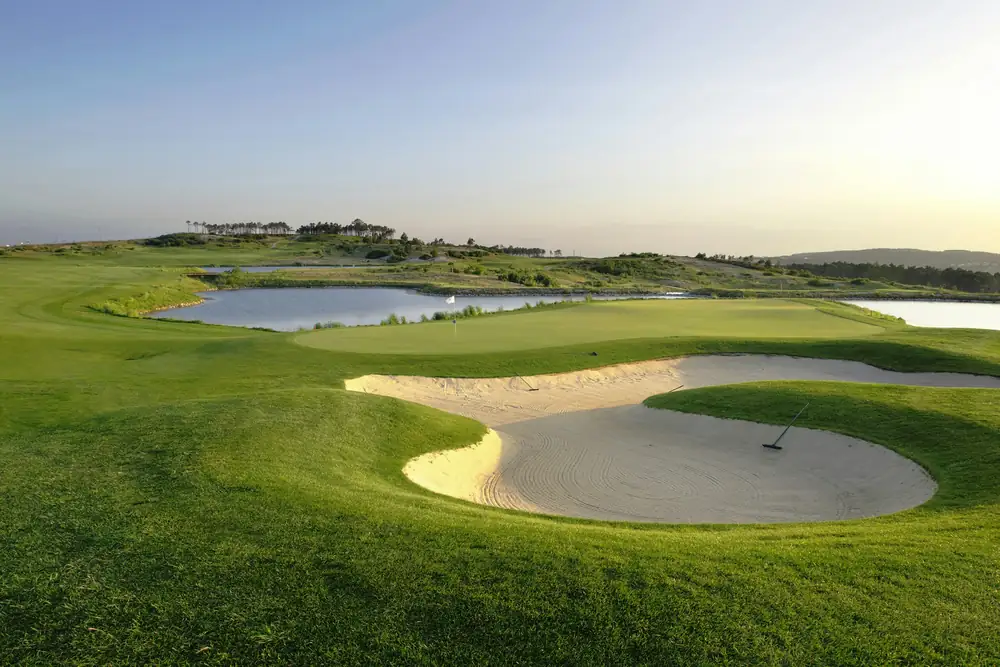 Bunker and lake on the Royal Óbidos course